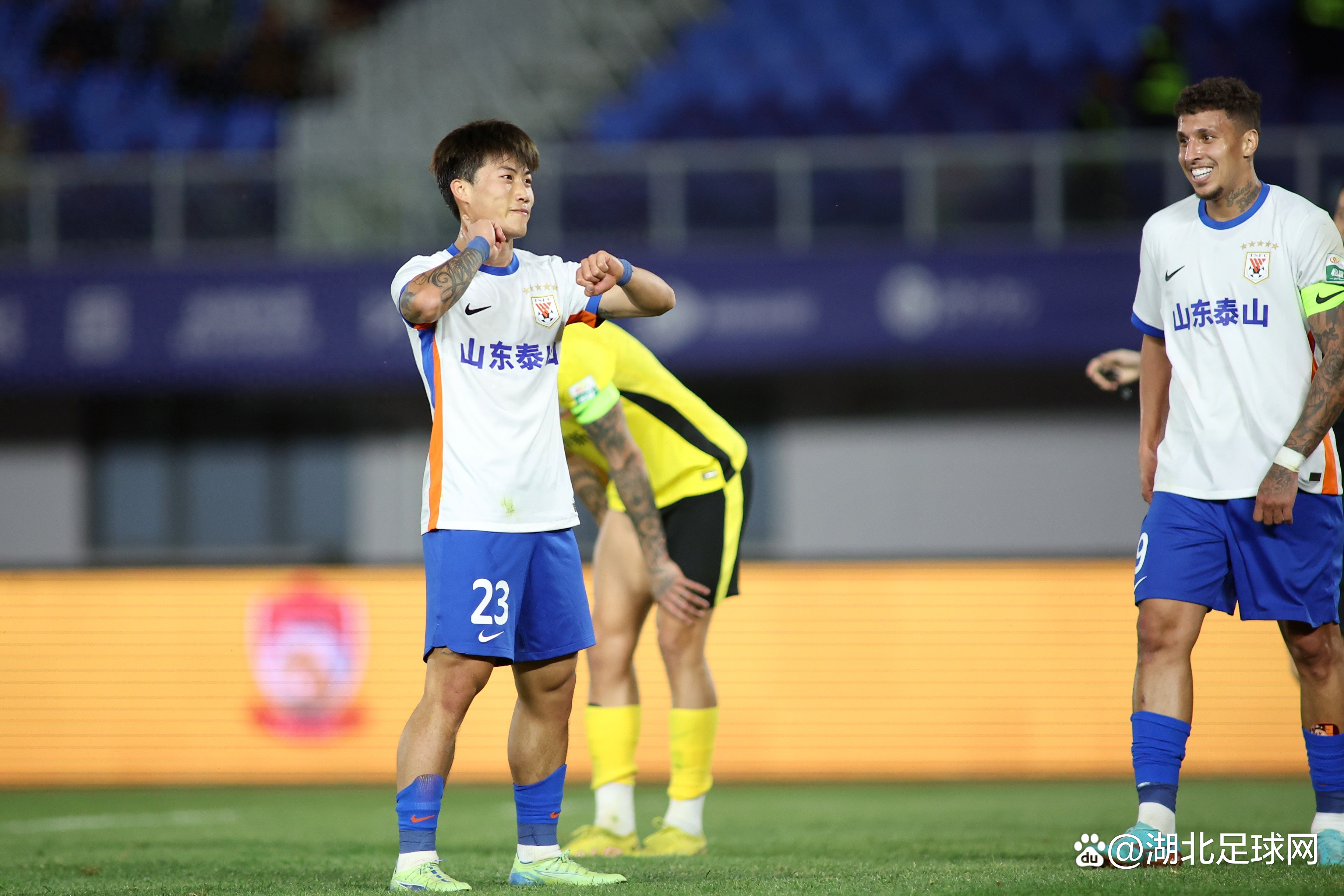 关于山东泰山训练开放日；今晚迎来里程碑引欢呼；NBA常规赛在即；身体对抗强度拉满的信息